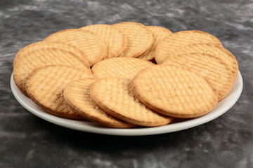 Fresh baked homemade arrowroot biscuits served in a ceramic plate.