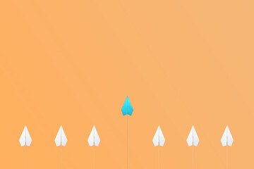 Ein Diagramm auf orangen Hintergrund mit einem Trend zum Erfolg und einem blauen Papierflieger