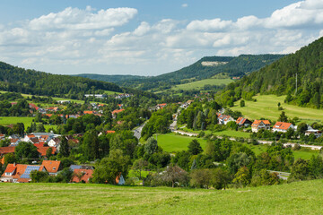 Fototapeta na wymiar Landschaft bei Hausen im Killertal bei Burladingen, Zollernalbkreis (Hohenzollern)