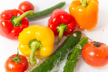 冷水に浸かっている夏野菜のイメージ