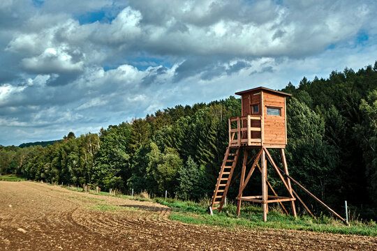 Hochsitz am Rande eines Feldes.