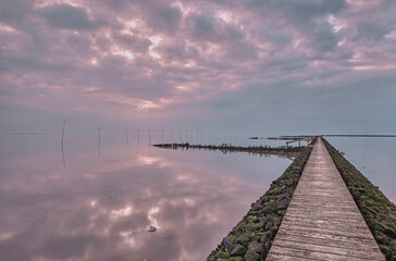 Fototapeta premium Küstenlandschaft am Kutterhafen von Spieka-Neufeld an der Wurster Nordseeküste.