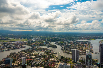 Obraz premium オーストラリア、ゴールドコーストのサーファーズパラダイス周辺にある観光名所を旅行する風景 Scenic travel around Surfers Paradise, Gold Coast, Australia.