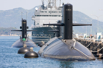 停泊中の海上自衛隊の護衛艦と潜水艦(呉・広島)	