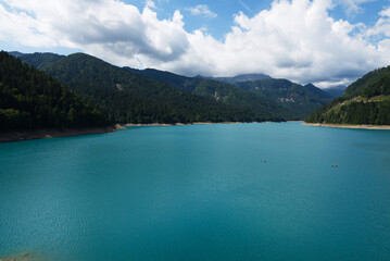 Fototapeta na wymiar Sauris con il suo bellissimo lago e i suoi sobborghi