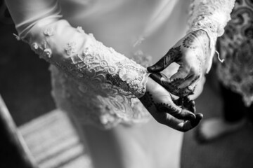 bride hand with the white henna