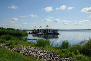 Schwimmende Ferienhäuser in der Lausitz