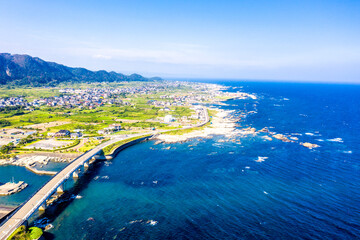 Fototapeta premium 南千倉大橋と千倉海岸（千葉県南房総市千倉町） 