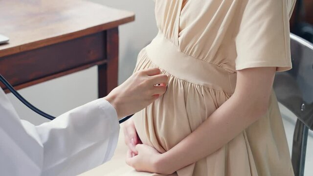 診察を受ける妊婦　産婦人科　レディースクリニック