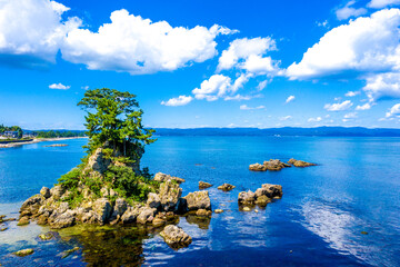 初秋の雨晴海岸（背後は能登半島）