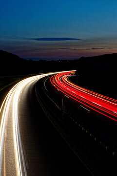 Lichter von fahrenden Fahrzeugen mit Abendhimmel