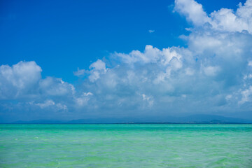 Obraz na płótnie Canvas beach with blue sky