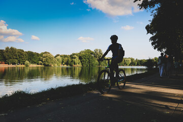 Hobbistyczna jazda na rowerze. Relaks, odpoczynek nad jeziorem