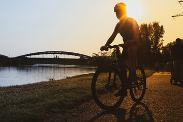 Hobbistyczna jazda na rowerze. Relaks, odpoczynek w mieście - obrazy, fototapety, plakaty