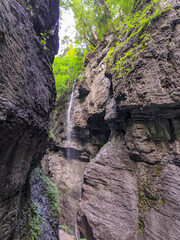 Fototapeta premium Enge Klamm in den Bergen mit Wasser 