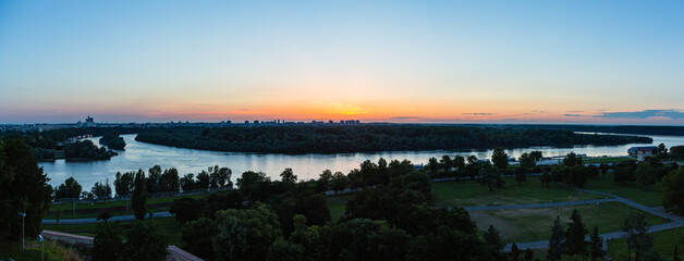 Fototapeta premium セルビア 夕暮れ時のベオグラードの要塞から見えるサバ川とドナウ川の合流地点