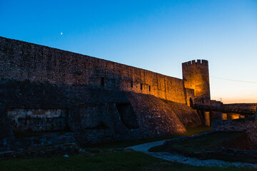 セルビア　ライトアップされたベオグラードの要塞の門