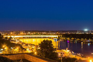 Fototapeta premium セルビア ベオグラードのベオグラード要塞から見える夜景とサバ川
