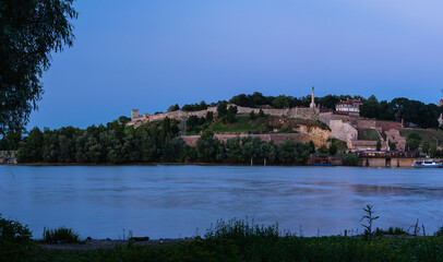 Fototapeta na wymiar セルビア　対岸から見える夕暮れ時のベオグラードのベオグラード要塞とサバ川