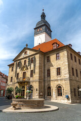 Fototapeta na wymiar Rathaus mit Brunnen in Thüringen