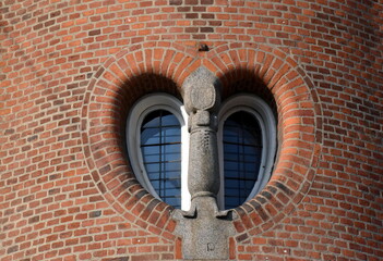 Herzförmiges Fenster in einem Altbau in Kopenhagen