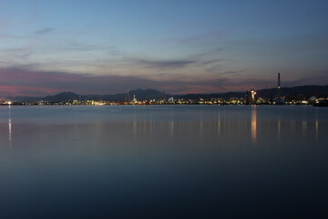 SDGs地球と自然！工場夜景と海に光るヒカリと空