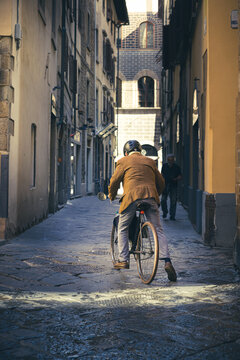 Alter Mann auf einem Fahrrad in der Altstadt, Italien. © PepeSun