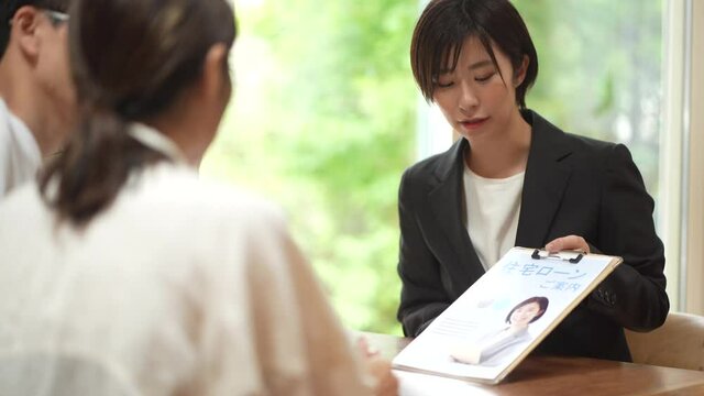住宅ローンの案内をする女性社員