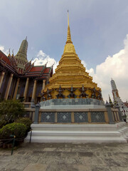 Fototapeta premium The beautiful Temple of the Emerald Buddha at the grand palace of Thailand.