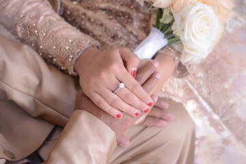 Obraz na płótnie Canvas The bride's hand wears a diamond wedding ring.