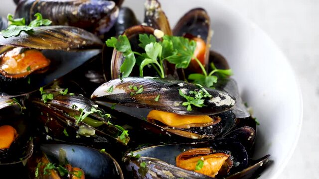 mussel with wine and parsley
