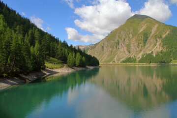 Fototapeta na wymiar lago di montagna a livigno, italia, mountain lake in livigno, italy