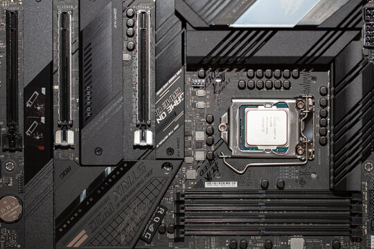  Intel Core i9-11900 Processor in Motherboard ASUS ROG Strix Z590-F Gaming Wi-Fi