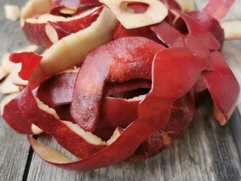 D&uuml;nne Apfelschalen sind reich an Pektin, verwendbar f&uuml;r die Zubereitung von Marmelade