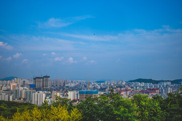 Obraz premium view of the city from the top of the hill
