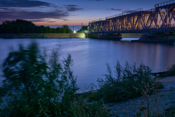 Obraz premium Dawn over the railway bridge in Voronezh