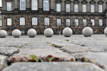 Steinkugeln auf dem Christiansborg Palastplatz in Kopenhagen