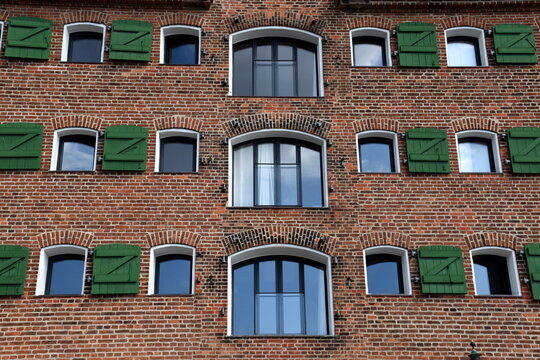 Rotes Klinkerhaus mit grünen Fensterläden in Kopenhagen