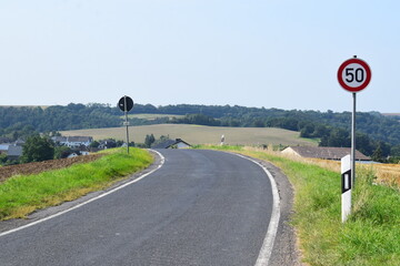 unübersichtliche Straße nach Welling mit Tempo 50