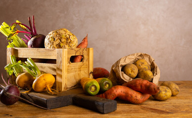 Autumn harvest of root vegetables. Still life of food on wooden table. Concept healthy food. - obrazy, fototapety, plakaty