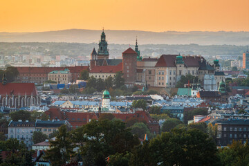 Fototapeta na wymiar Panorama na zamek królewski na Wawelu w Krakowie o zachodzie słońca z Kopca Krakusa