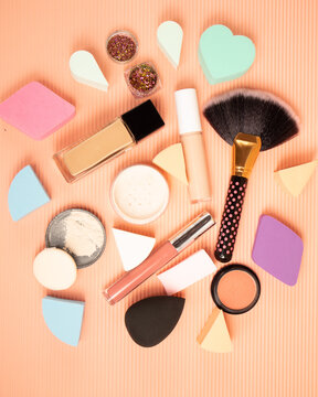cosm&eacute;ticos, base de maquillaje, brocha de maquillaje, corrector, polvo suelto, esponjas de maquillaje, glitter.