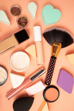 cosm&eacute;ticos, base de maquillaje, brocha de maquillaje, corrector, polvo suelto, esponjas de maquillaje, glitter.