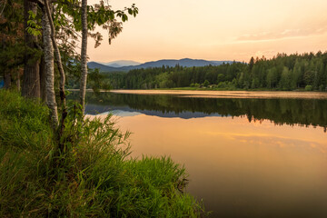 Fototapeta na wymiar Peaceful evening along the shores of Leeland Lake in Washington state, Pacific Northwest