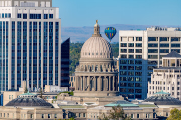 Obraz premium Closeup of Idaho State Capital with a single hot air balloon