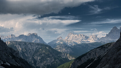 tramonto sulle dolomiti viste dal monte popena