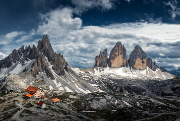 panorama sulle tre cime di lavaredo e sul monte paterno viste dal rifugio locatelli