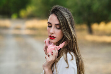 Chica joven en parque natural al atardecer