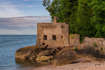 The disused bath-house at Elberry Cove, Torbay, England, UK - obrazy, fototapety, plakaty