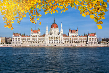 Fototapeta premium Hungarian parliament building and Danube river in autumn, Budapest, Hungary